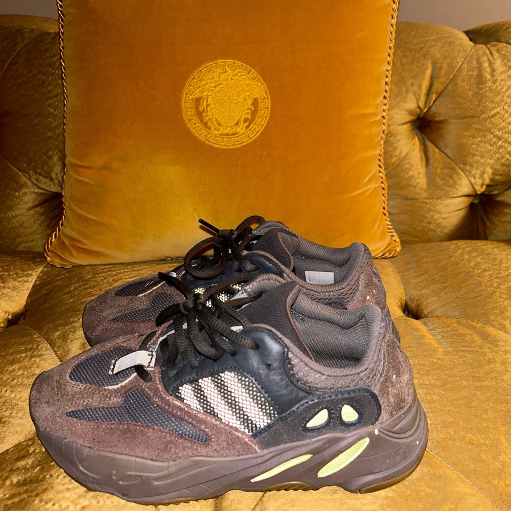 Muave Yeezy Boost 700